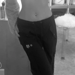 Ed Hardy Cargopants 🖤 - Äkta Ed Hardy byxor som är värda 1200kr. De är i Tokyo Geisha modellen och formar kroppen perfekt 🖤. Tveka inte för fler frågor/bilder