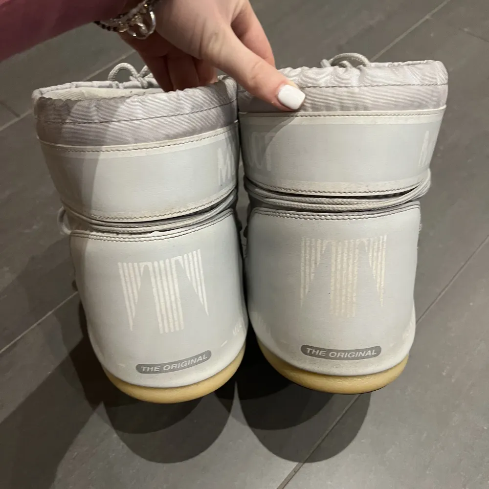 Säljer mina skit snygga gråa låga moon boots då dem blivit för små. Dem är super mysiga och varma och perfekta till skidsemester. Dem är i bra skick och använda mindre än en sesong.. Skor.