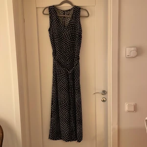 Jumpsuit  - Superfin jumpsuit med knytskärp i mycket fint skick. Endast använd ett fåtal gånger. 