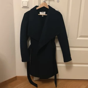 Vila kappa - En oanvänd mörk blå kappa från vila😍