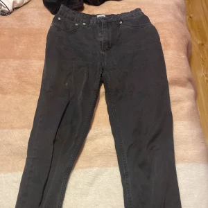 Jeans - Bra skick i den, dom är köpta från lager 157. Dom har lite små fläckar men går nog bort efter en tvätt.