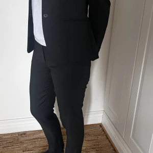 Kostym - Alltid snyggt med en svart kostym. Lite smalare modell i byxan, rak passform. Klassisk kostym som man kan ha länge. 