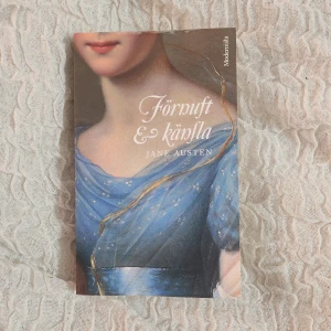 Förnuft & känsla - Jane Austen - Hej💕 säljer Jane Austens Förnuft och känsla för att göra plats i bokhyllan😊 boken har en skada högst upp, se bild 3. Kan mötas upp i Stockholm annars tillkommer pris för frakt💕