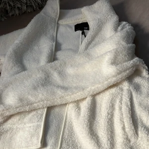 Vit dragkedja tröja  - En normal fluffig fin vid tröja med dragkedja från lager157. Den är helt oanvänd och är i ett nytt perfekt skick. 