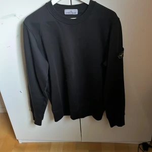 Stone island tröja - Säljer min stone island tröja som är storlek M men passar L säljer den för används aldrig mer. 10/10 ny pris 3000 mitt pris 1500. Köpt på nk i sommars. Art nmr eller qr kod finns som bevis att den är äkta. Vid mer frågor är de bara att höra av sig 