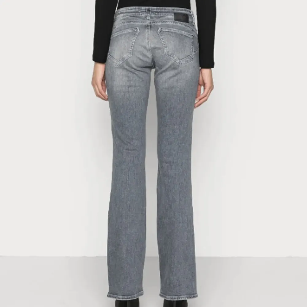 Säljer dessa snygga Mavi jeansen som tyvärr inte kommer till användning💕skriv för fler egna bilder. Jeans & Byxor.