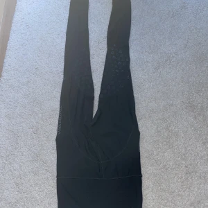 Maya Delorez Ridbyxor - Säljer dessa fodrade Maya Delorez ridbyxor i storlek xs. Rätt så använda men inget som märks, (tvättas innan de skickas). Funkar på en som har s! Riktigt sköna nu i höst/vinter :) Går att få fler bilder. Om det är något annat du vill veta så skriv på! 😊