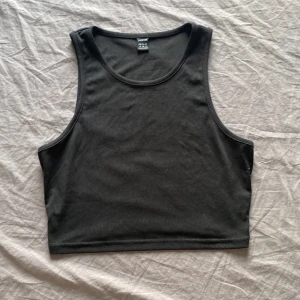 Svart topp  - Storlek M men passar även S