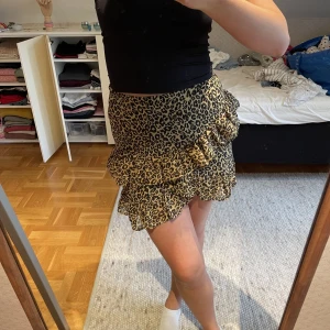 Leopard kjol - Otroligt fin leopardkjol med volanger. Den är knappt använd och därmed i toppskick. Dragkedja vid sidan (bild 3). Skicka gärna för fler bilder💞