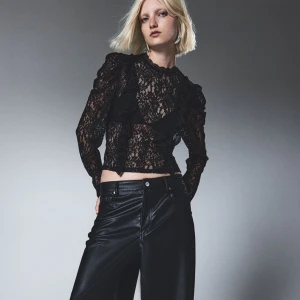 Spets topp - Säljer denna as snygga spets topp från H&M som är helt slutsåld! Den är aldrig använd och har prislappar kvar! Skriv privat för fler bilder🩷🩷🩷