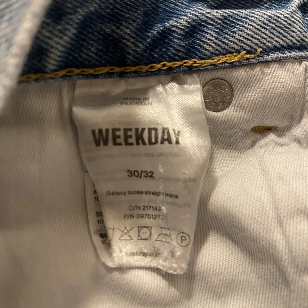 Säljer mina Weekday galaxy jeans pågrund av att jag ej använder dem längre. De är i storleken 30/32. Skick 6/10. De är väl använda och framfickorna är lagade. Nypris: 600kr. . Jeans & Byxor.