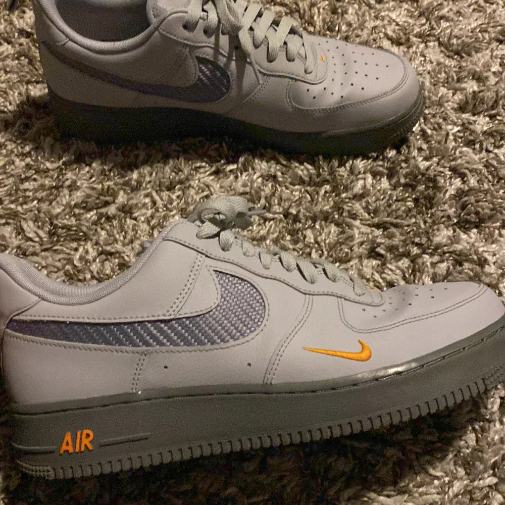 Air force 1’07 Gråa hel åkta köpta från nike. Använda ett fåtal gånger, tvättade helt rena precis som nya förutom lite crease på skorna. . Skor.