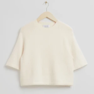 Stickad T-shirt från other&stories  - Så fin stickad T-shirt från Other stories🥰 den är i alpacka och är så mysig nu till hösten. Ny priset är 690kr