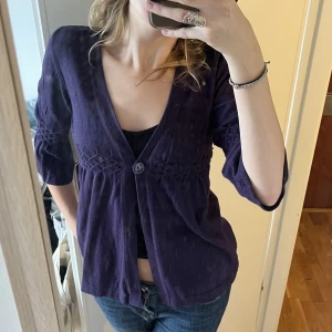 Söt lila kofta från HM - En lila kofta med trekvartsärmar. Super fin och i bra skick! Strl S, rätt stretchig. Skriv om ni vill ha fler bilder eller undrar något. Skriv gärna innan till mig innan du köper 💕