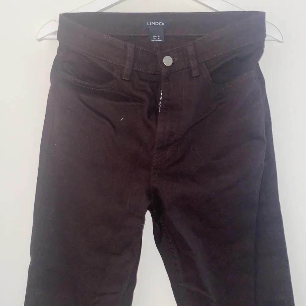 Bruna superfina Straight jeans från Lindex! Använda fåtal gånger bra skick’. Jeans & Byxor.