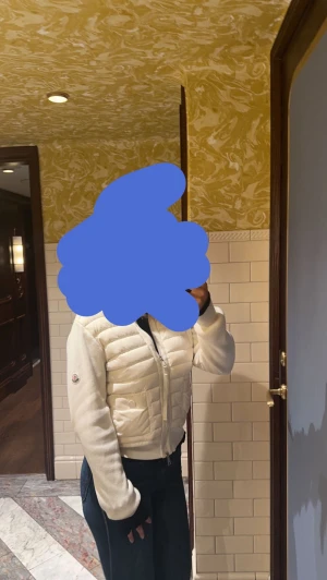 Vit moncler cardigan - Hej! Nu säljer jag min fina Moncler cardigan då jag köpt en till. 🩷den är jättefin och i ny skick. Kan gå ner i priset vid snabb affär. 