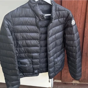 Lans short Down Jacket moncler  - Så fin moncler jacka vi väldigt fint skick, men som tyvärr inte kommer till användning längre. Köptes för några år sen, inget kvitto kvar men serie nummer som bevisar äktheten 
