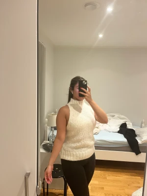 Stickad topp Zara - Sjukt snygg stickad topp från Zara. Strlk S. 