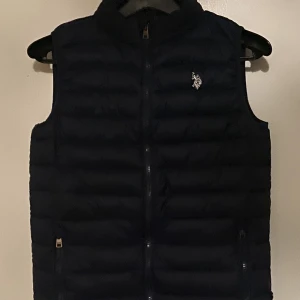 Polo väst - Polo västen är i väldigt bra skick, inga hål 9/10 i skick. Undrar ni något så skicka något i pm 💙😁