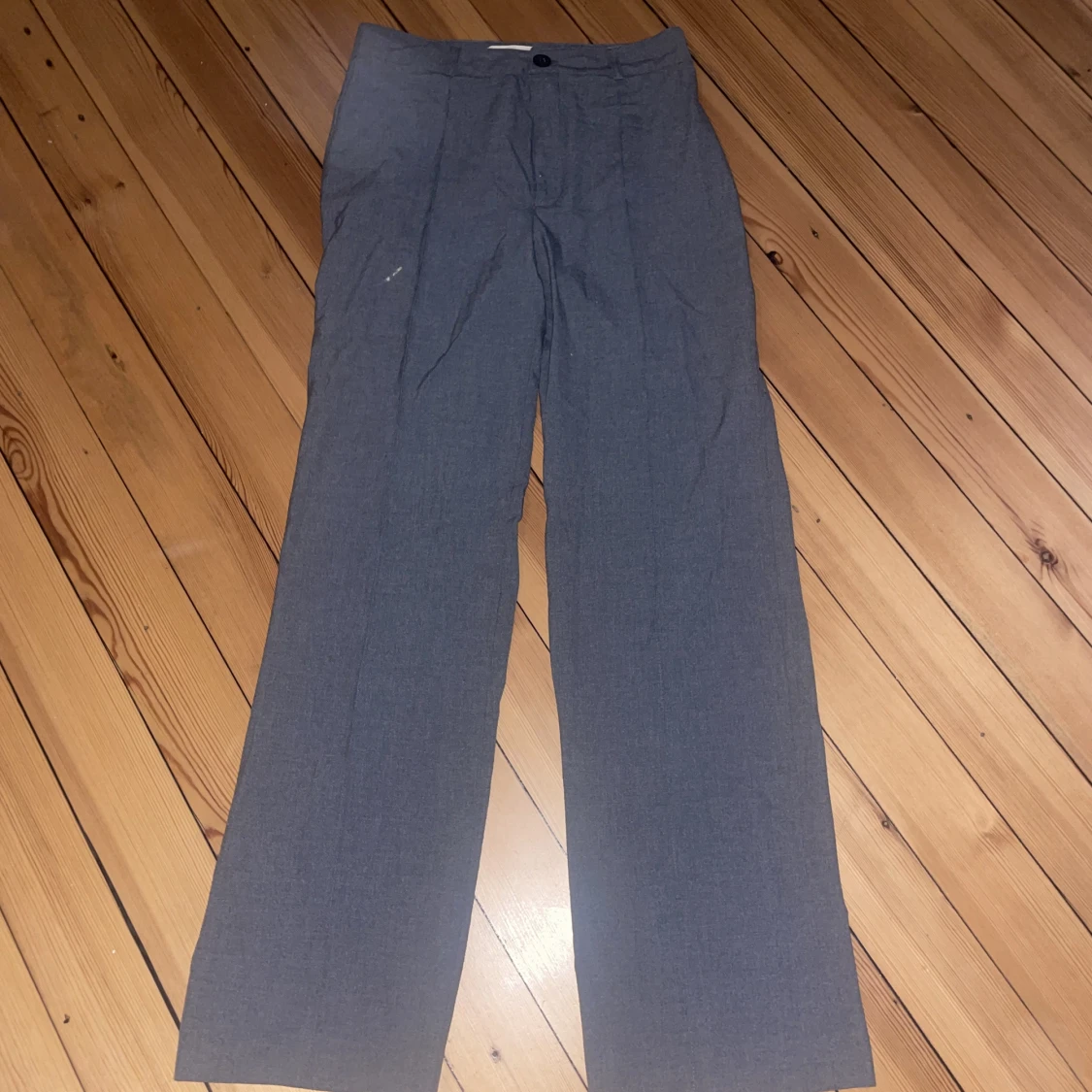 Gråa kostymbyxor - 91