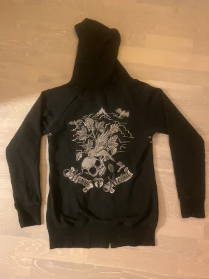 zip up med tryck - En mörkgrå zip up tröja som jag köpte second hand själv men knappt använt. Tröjan är i bra skick.🤗