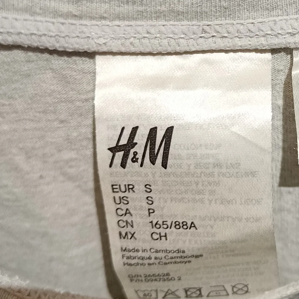 En grå långärmad Mickey Mouse tröja från h&m i storlek S! . Tröjor & Koftor.