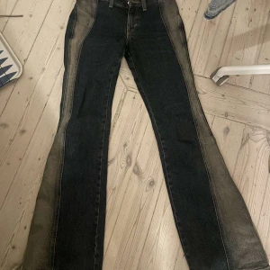 SÄLJER WEEKDAY JEANS - SÄLJER dessa populära och slutsålda Weekday jeans i storlek 23/32, sparsamt använda och i superbra skick!!
