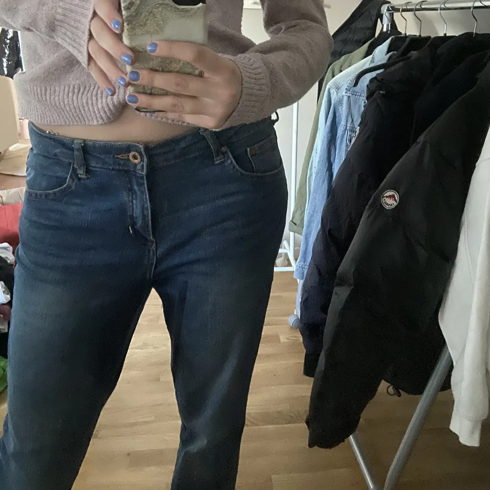Snygga jeans i loose fit 💛 ifrån märket &Denim i storlek 32/34 men passar mig som är 170 & har storlek 36/38!!. Jeans & Byxor.