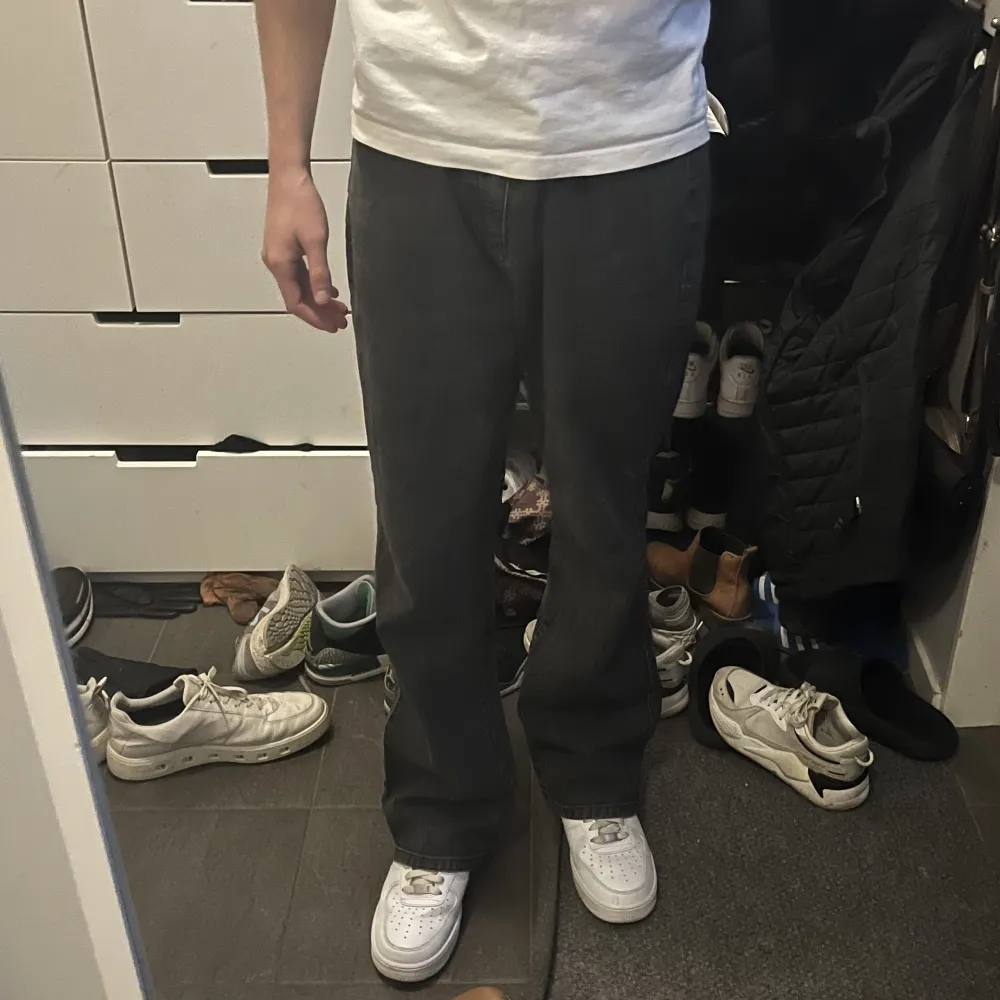 Sjukt snygga jeans som är för stora i midjan för mig 🙁 kontakta mig gärna privat 🤝 finns inga tydliga mått på plagget…. Jeans & Byxor.