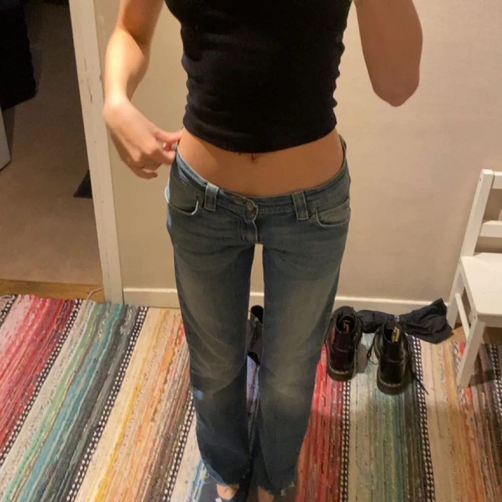 Säljer ett par skitsnygga low Rise jeans, kan tyvärr inte ha dem längre för att dem börjar bli för korta. Jag är runt 1,67 cm så om du är under det så kommer dem passa jättefint!. Jeans & Byxor.