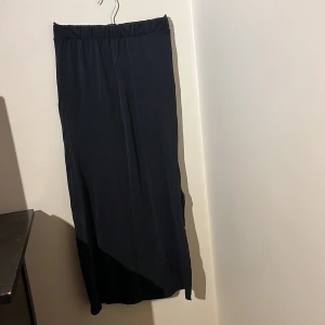 Vila kjol - Riktigt fin långkjol som tyvärr inte kommer till användning längre. Använd fåtal ggr så i superskick. Slits på vänstra sidan som ger en extra fin detalj. Använd gärna köp nu. Priv vid frågor💕