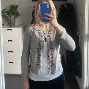 Kofta odd molly  - En kofta från odd molly som är så mjuk hittar ingen storlek på tröjan men skulle säga att den sitter som en xs💞