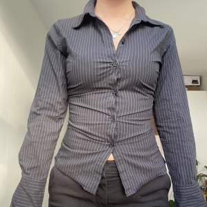Otroligt fin och unik tight skjorta köpt vintage, sitter som en smäck och formar kroppen!  Skicket är toppen! 
