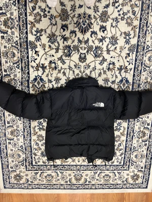 North face nuptse ny skick xs - North face nuptse i helt ny skick använd 1 till 2 gånger så ser exact ut som ny. Finns inga fläckar hål eller defekter på jackan. Den är i storlek xs men kan passa s det är även man modellen men skulle säga att det är Unisex. Väldigt varm och har en luva.