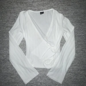 Blus - Jättefin omlott/knytblus från Gina. Endast använd fåtal gånger då jag växt ur den! Hör av er vid intresse eler för fler bilder!💞