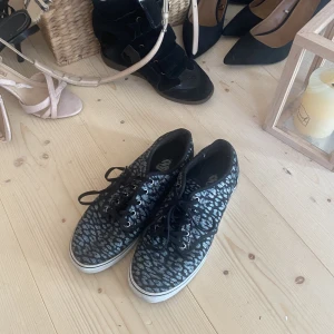 Vans - SUPER coola Vans!!! Tryck gärna köp nu💓💓
