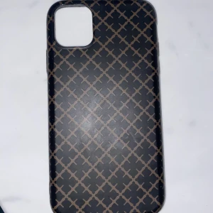 By malene Birger  - Säljer nu mitt fina skal som jag älskar. Men har bytt mobil till vit och tycker inte de passar lika mycket som till svart mobil. Jätte fina skick. Alla dessa skal är slutsålda. 