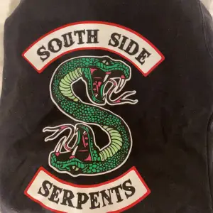Säljer denna zip up South side serpents tröjan då den inte kommer till användning. Skönt material och endast använd runt 5 ggr. Köpte för ca 600 kr men säljer för 85 kr. Inga defekter💗💗Storlek: S