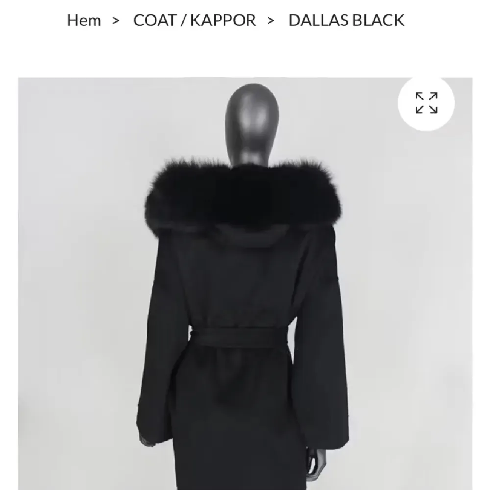 Säljer denna kappa jag köpt på sstore med äkta päls i storlek S men skulle säga att den passar S/M. Säljer den för att jag aldrig fått användning av den.🩷. Jackor.