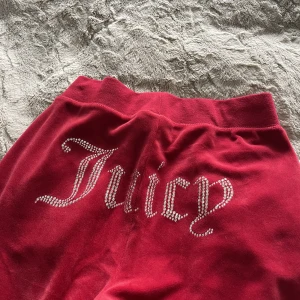 Juicy Couture mjukisbyxor  - Säljer nu mina röda Juicy Couture mjukisbyxor som är använda endast en gång. Köpte dom i Raglady för 800kr säljer nu för 350kr. Storlek xs.🥰
