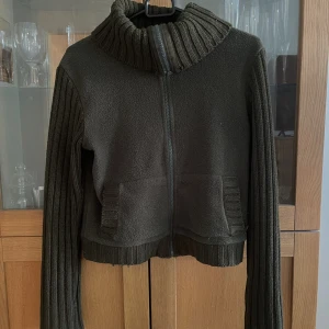 Mörkgrön y2k kofta - Söt lite croppad kofta som går att ha som tröja. Skulle säga att den passar s-l beroende på hur tajt man vill att den sitter. 100% polyester 