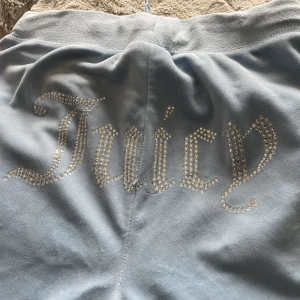 Juicy Couture  - Säljer nu mina ljusblåa Juicy Couture mjukisbyxor. Dom är köpta från Nellys hemsida för 1200kr men därav att jag använt dom väldigt mycket säljer jag dom för 150kr🥰storlek xs 