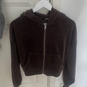 Velourfleece - Croppad fleece i velour från BikBok, mörkbrun. Storlek M. 30kr+frakt. 