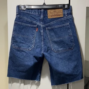 Davy shorts - så sjukt snygga vintage jeansshorts från Davy som tyvär är för små för mig😭Storlek 25 vilket motsvarar Xs skulle jag säg. 80 kr🫶🏼🙌🏼🩵💫