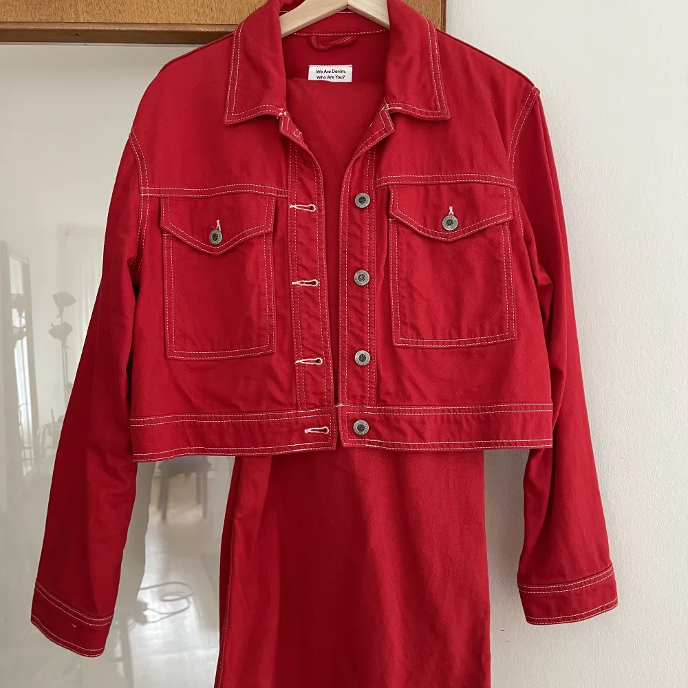 Sett från Pull&Bear, croppad jeans jacka och högmidjade utsvängda byxor. I en poppig röd kulör❤️. Jeans & Byxor.