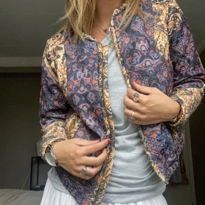Mönstrad jacka - Super cool mönstrad höst o vår jacka!! Den är lite fodrad så den är perfekt till höst när man vill addera lite färg🧡