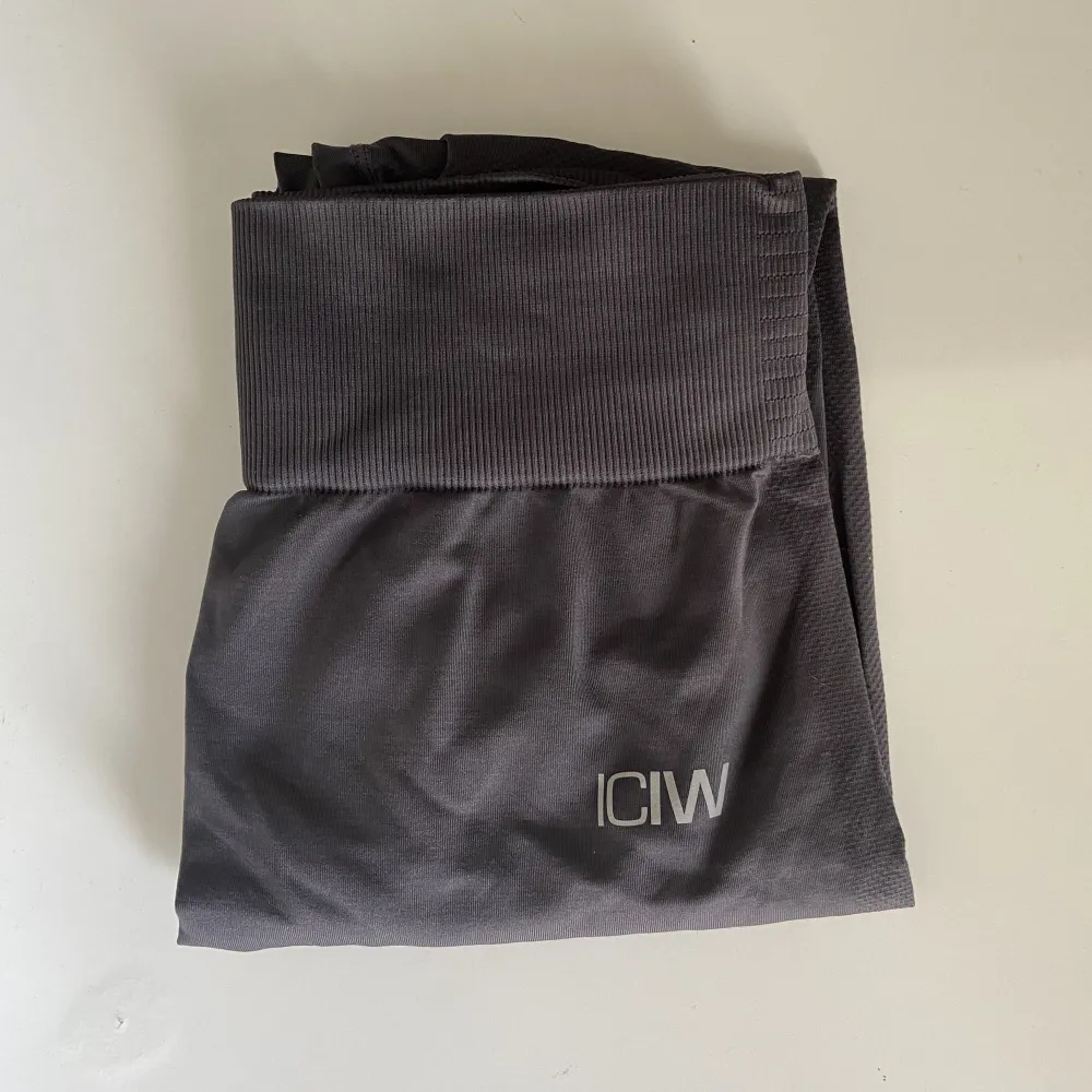 Säljer dessa gråa ICIW tajts för att dom inte kommer till användning💗 pris kan diskuteras!. Jeans & Byxor.