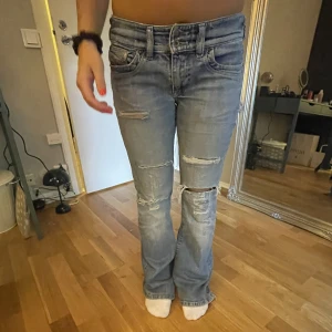 Diesel jeans - Säljer dessa as najs lågmidjade och utsvängda jeans ifrån diesel💕💕 är 157, har tyvärr ett hål vid skrevet som jag ej orkat laga men går att laga jätte smidigt, detta syns däremot ej när de sitter på