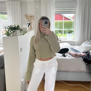 Stickad tröja - Säljer denna stickade tröja då den inte kommer till användning längre. Endast använd en gång! 💚