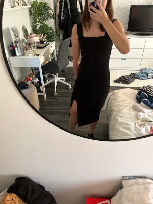 Klänning  - Svart tight långklänning men breda axelband från New Yorker i storlek 36. Väldigt fint skick men säljer den för att den är för liten. Superfin klänning🙌🏼